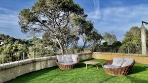 Zona de jardín exterior de una vivienda en Jardins de Sa Riera (Begur) de Stoneweg Living.