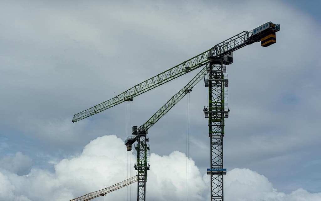 ¿cuáles son los retos de la construcción en España? | Gruas de la construcción fondo de cielo