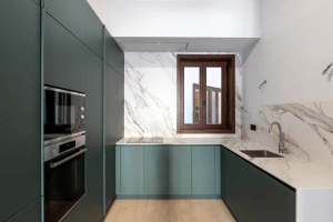 Imagen interior de la cocina de Casa Malla en Rambla 29, una vivienda de lujo en el centro de Barcelona.