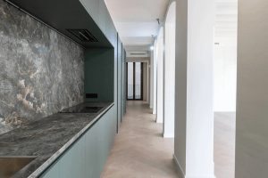 Imagen interior de la entrada de la cocina de Casa Malla en Rambla 29, una vivienda de lujo en el centro de Barcelona.