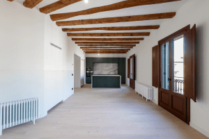 Imagen interior de la zona del salón y dormitorio de Casa Malla en Rambla 29, una vivienda de lujo en el centro de Barcelona.