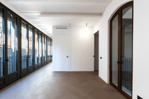 Imagen interior de la zona del dormitorio de Casa Malla en Rambla 29, una vivienda de lujo en el centro de Barcelona.