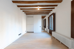 Imagen interior de la zona de la cocina y el salón de Casa Malla en Rambla 29, una vivienda de lujo en el centro de Barcelona.