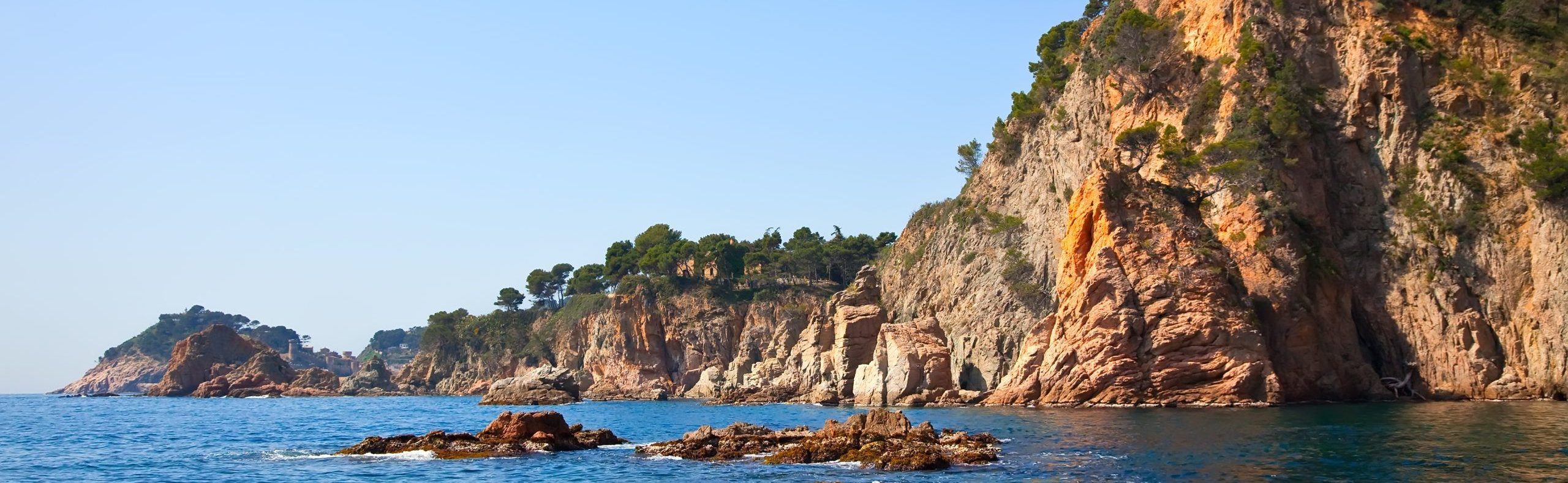 Imagen de una cala preciosa de la Costa Brava, donde puedes encontrar una de las viviendas de obra nueva en Begur, en la promoción Jardins de Sa Riera.