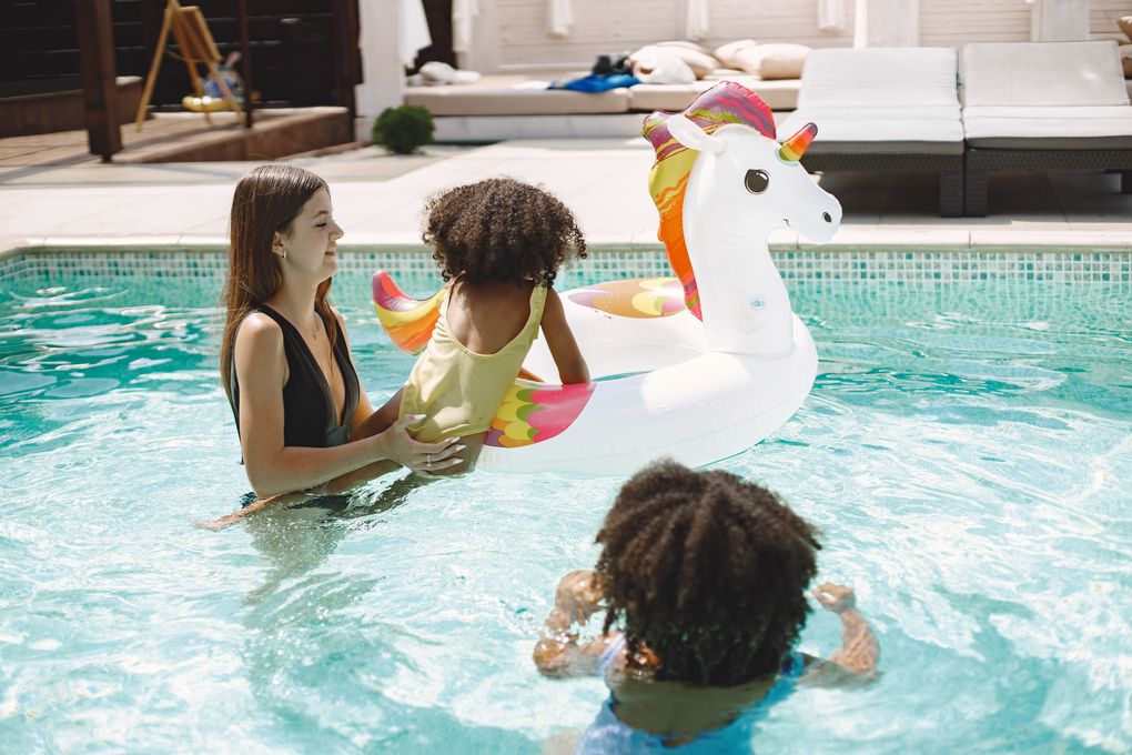 piscina con madre y dos niñas | Obra nueva en Mataró con piscina | Blog Stoneweg Living