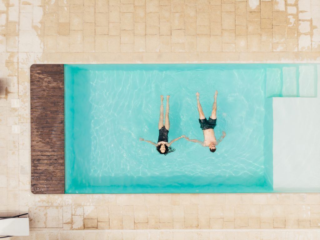 Vista aérea de una pareja flotando en una piscina