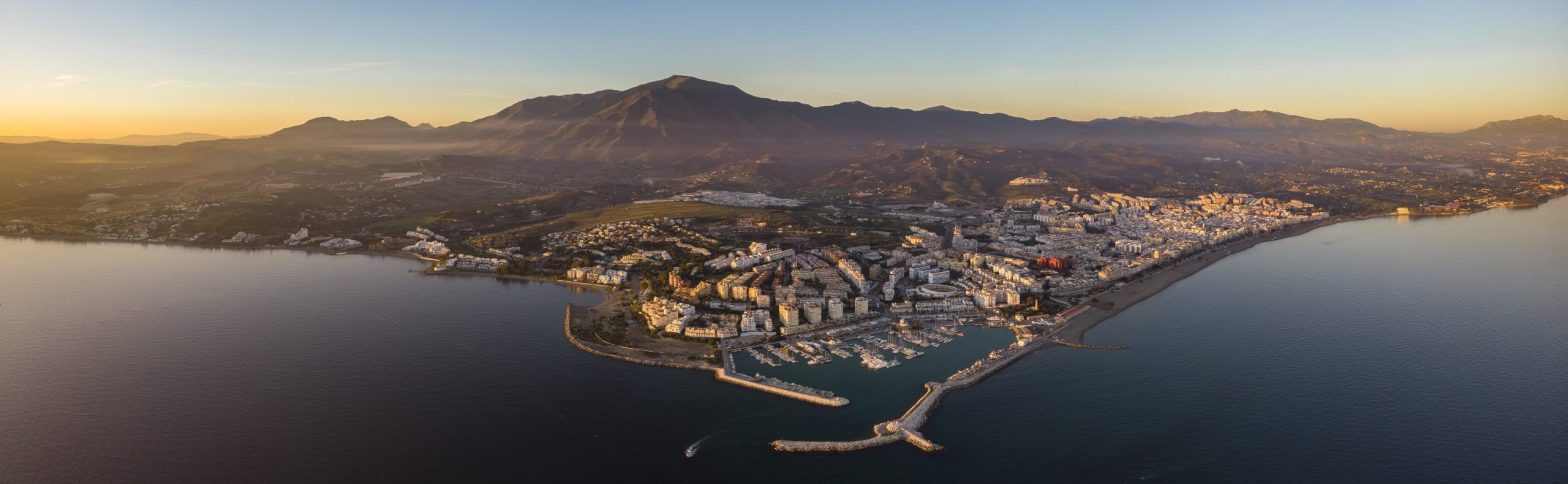 Vista panorámica de la Costa del Sol en Estepona, Promoción Velaya de Stoneweg Living. Vivienda en Estepona con piscina