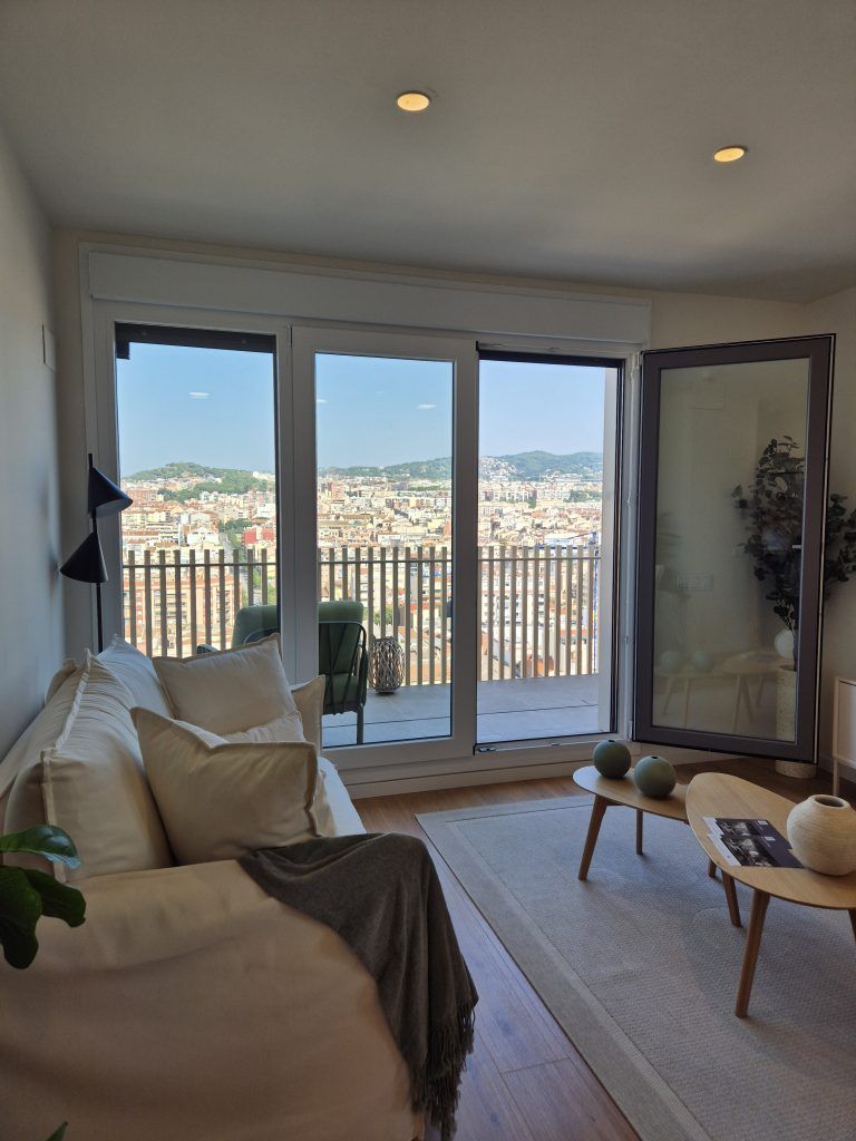 Vista de una de las viviendas de la planta 14 de la promoción Torre Barceló orientada hacia la Serralada.