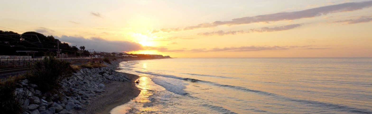 Atardecer en la Playa de Varador, una opción ideal para comprar casa en la playa en Mataró.