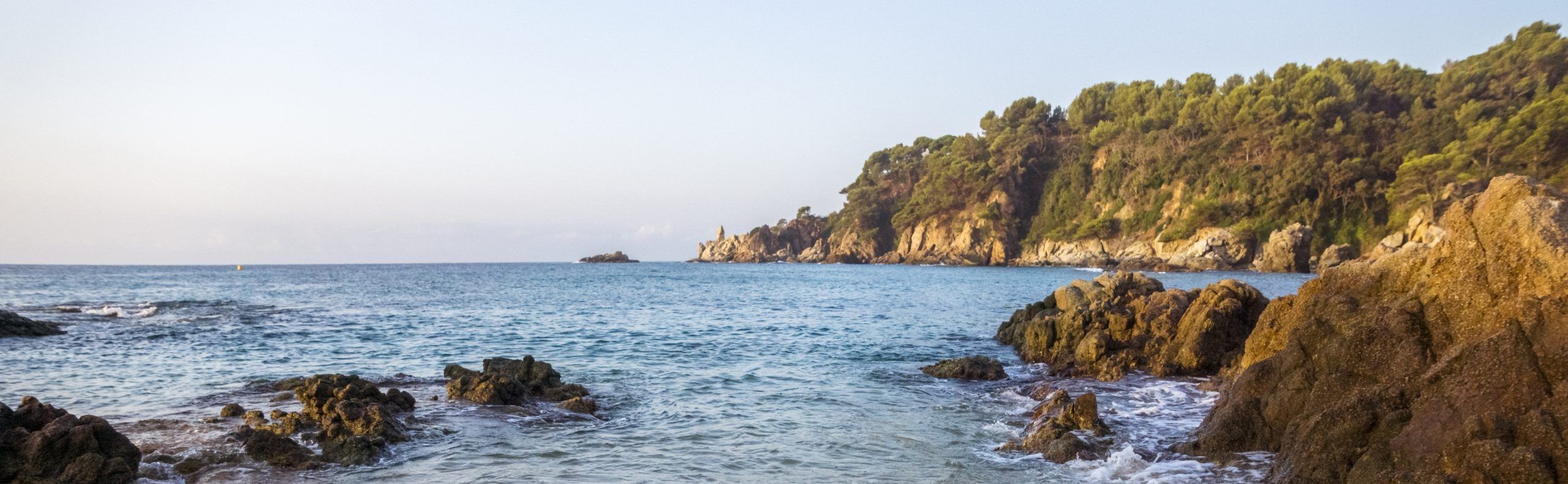 Vistas obra nueva en la Costa Brava. Jardins de Sa Riera Living, Begur.