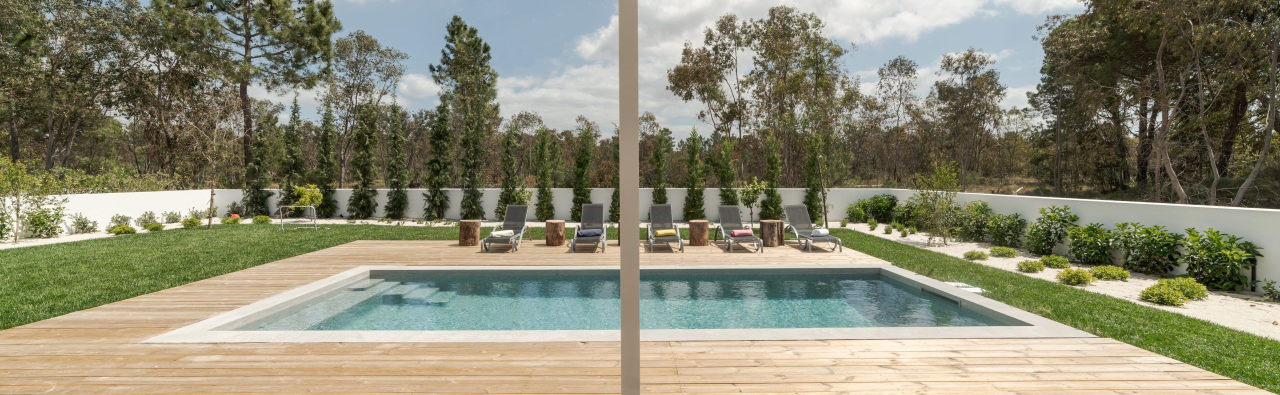 Terraza con piscina en perfecto estado en verano, claro ejemplo de haber realizado un correcto mantenimiento de piscinas en invierno.