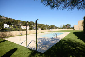 Piscinas en las terrazas de Jardins de Sa Riera, promoción inmobiliria en la Costa Brava