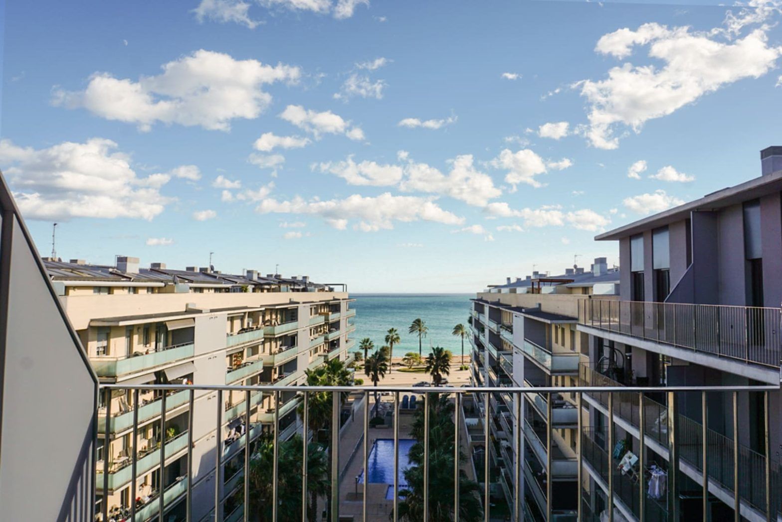 Edificio Marina Puerto, jardines y Piscina.